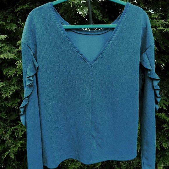 Bar III Tops - Bar III Plunging VNeck Ruffle Sleeve Top NWT